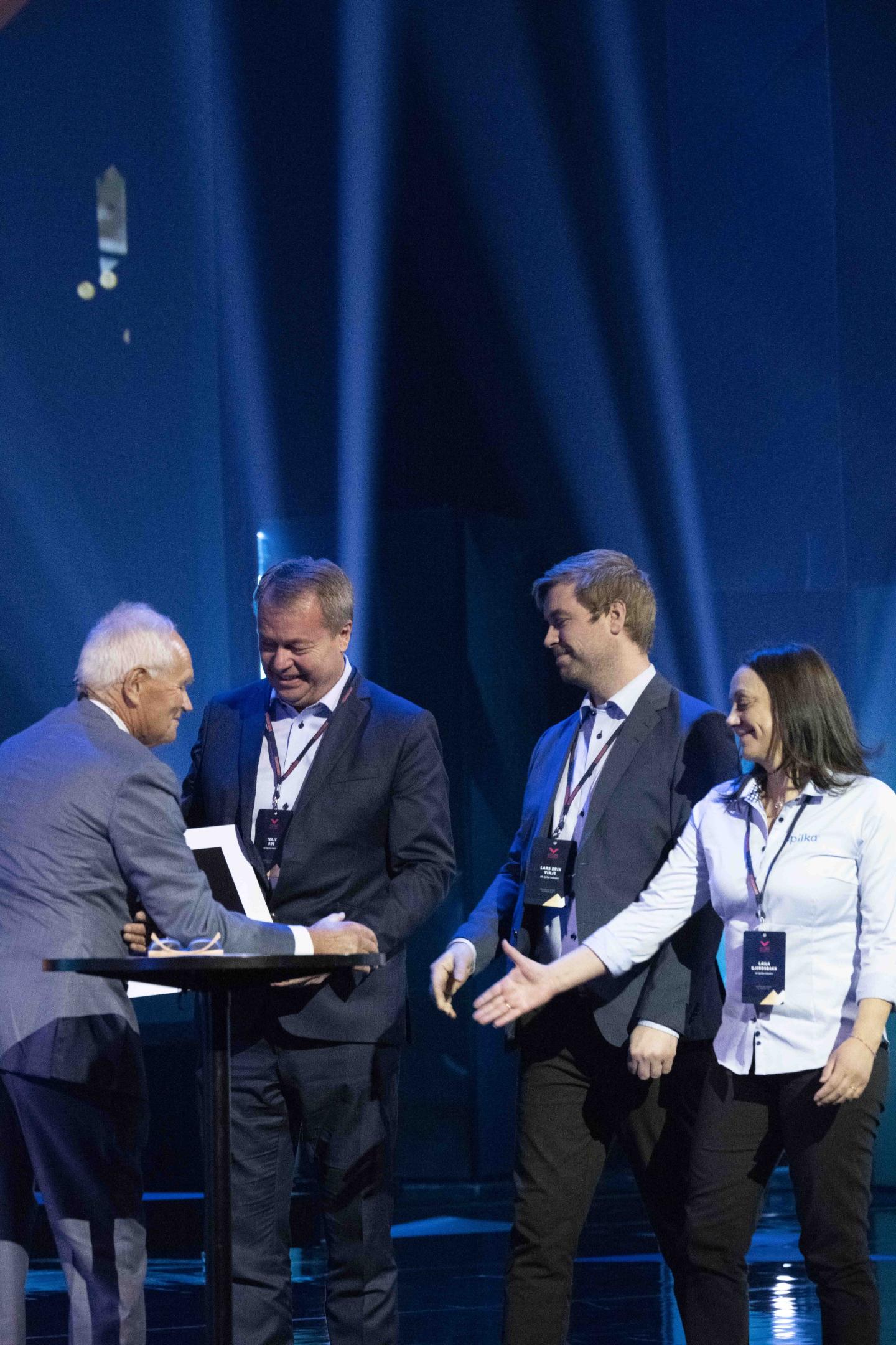 Bilde av 4 personer på scenen under Vestlandskonferansen 2023.
